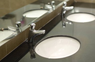 Ellerini yıkamak için musluk ve küvet.