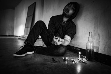 Depresyondan muzdarip Asyalı adam