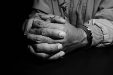 Kelepçelenmiş Erkek Ellerinin Yakın Çekimi 