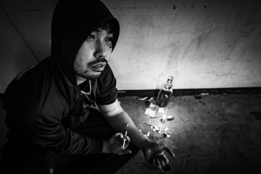 Depresyondan muzdarip Asyalı adam