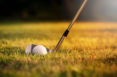 Golf sopası ve golf topu, yaklaşın.