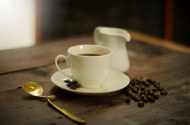 Kahve çekirdekleri ve fincanlar.