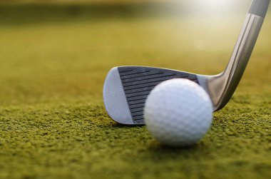 Golf sopası ve golf topu, yaklaşın.
