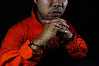 Karanlık bir odaya zincirlenmiş mahkumlar tarafından strese sokuldum.                               