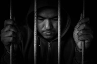 Hapisteki mahkum, kafesteki adamı görüyor. 