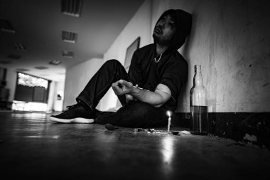 Depresyondan muzdarip Asyalı adam