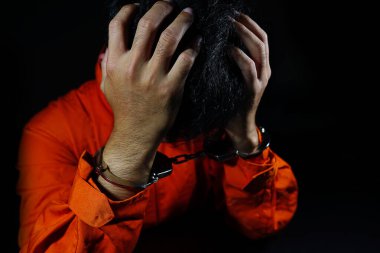 Kelepçelenmiş Erkek Ellerinin Yakın Çekimi 