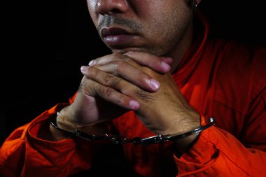 Karanlık bir odaya zincirlenmiş mahkumlar tarafından strese sokuldum.                               