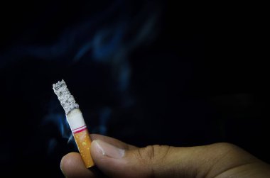 Sigarayı elinde tutarken yakından bak. 