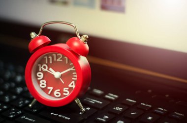 Alarm saati ve dizüstü bilgisayar.