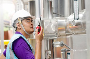 Telsizli sert şapkalı işçi. 