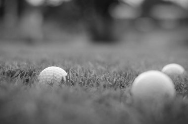 Gecenin sıcak ışığıyla golf topu..