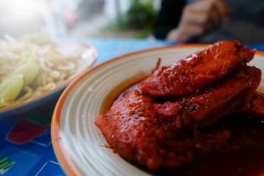 Soslu tavuk kanadı ve sebze.