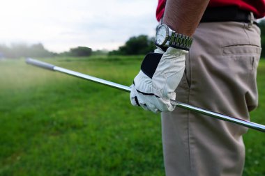 Golf sopalı adam oynuyor. 