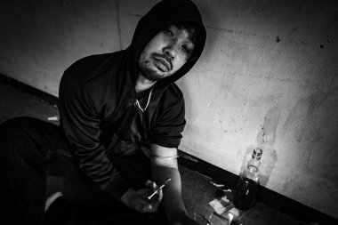 Depresyondan muzdarip Asyalı adam