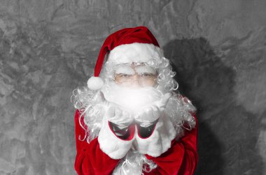 Noel Baba gri arka planda boş bir fotokopi yeri ile