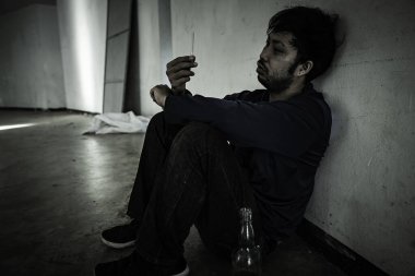 Asyalı bağımlı adamın görüntüsünü kapat 