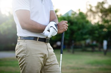 Golfçüler bir golf topu tutuyor.