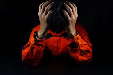 Kelepçelenmiş Erkek Ellerinin Yakın Çekimi 