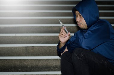 Asyalı bağımlı genç adam 