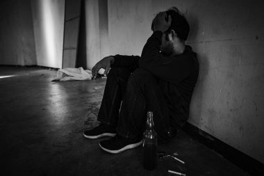 Depresyondan muzdarip Asyalı adam