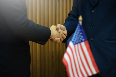 İş adamları el sıkışıyor. Usa bayrağı