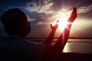 Müslüman adam yakın namaz kılıyor