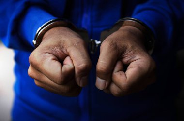 Kelepçelenmiş Erkek Ellerinin Yakın Çekimi 