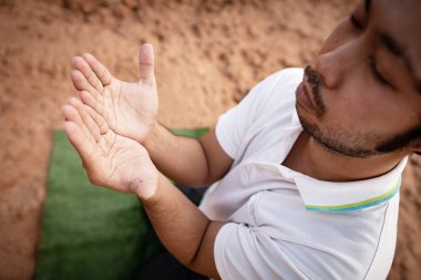 Müslüman adam yakın namaz kılıyor