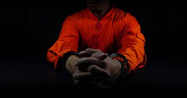 Kelepçelenmiş Erkek Ellerinin Yakın Çekimi 