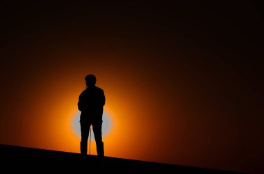 Golf mü? Golf oynayan bir adam resmi. 