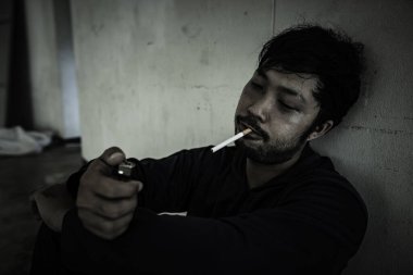 Asyalı bağımlı adamın görüntüsünü kapat 