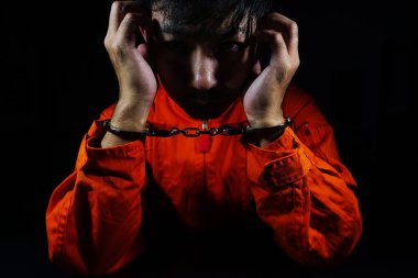 Karanlık bir odaya zincirlenmiş mahkumlar tarafından strese sokuldum.                               