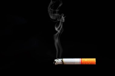 Yumuşak odaklı arka planı olan sigaralar koyu renklidir..