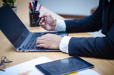 Resepsiyon ofiste çalışan iş adamı