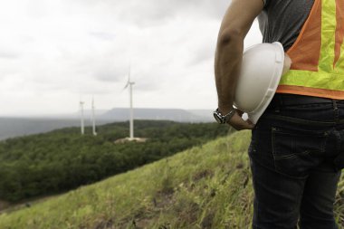 Elektrik mühendisi yenilenebilir enerji ve rüzgar türbinleri için izleme sistemi kuruyor.