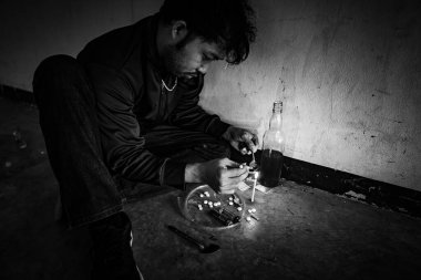 Asyalı bağımlı adamın görüntüsünü kapat 