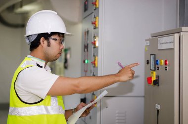 İş sırasında Asyalı erkek mühendis 