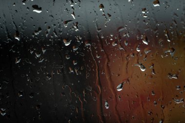 Araba cam arka plan üzerinde yağmur damlaları