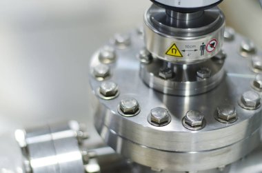 Uyarı tehlikesiyle birlikte vakum pompası.