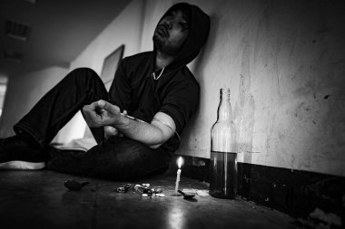 Depresyondan muzdarip Asyalı adam