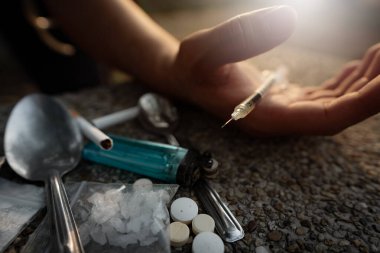 Uyuşturucu bağımlısı ve şırınga bağımlısı. Kullanıp kullanmayacağına karar vermeye çalışıyordu.