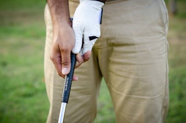 Golf oynayan bir golfçü. 