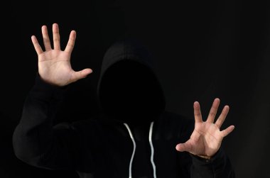 Kapüşonlu bilgisayar korsanı. Karanlık bir yüz. Veri hırsızlığı, internet dolandırıcılığı, darknet 
