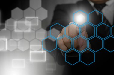 Dokunmatik ekran arayüzüne dokunan iş adamının eli