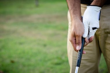 Golf oynayan bir golfçü. 