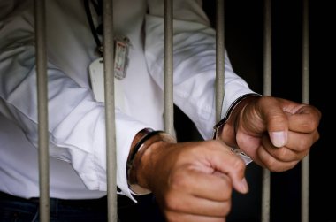 İş Adamı Elleri Hapiste 'nin Yakın Çekimi 