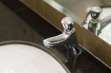 Ellerini yıkamak için musluk ve küvet.