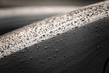 Araba cam arka plan üzerinde yağmur damlaları