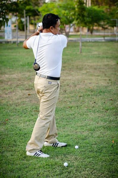 Golfer Schlägt Mit Schläger Auf Golfplatz Ein — Stockfoto